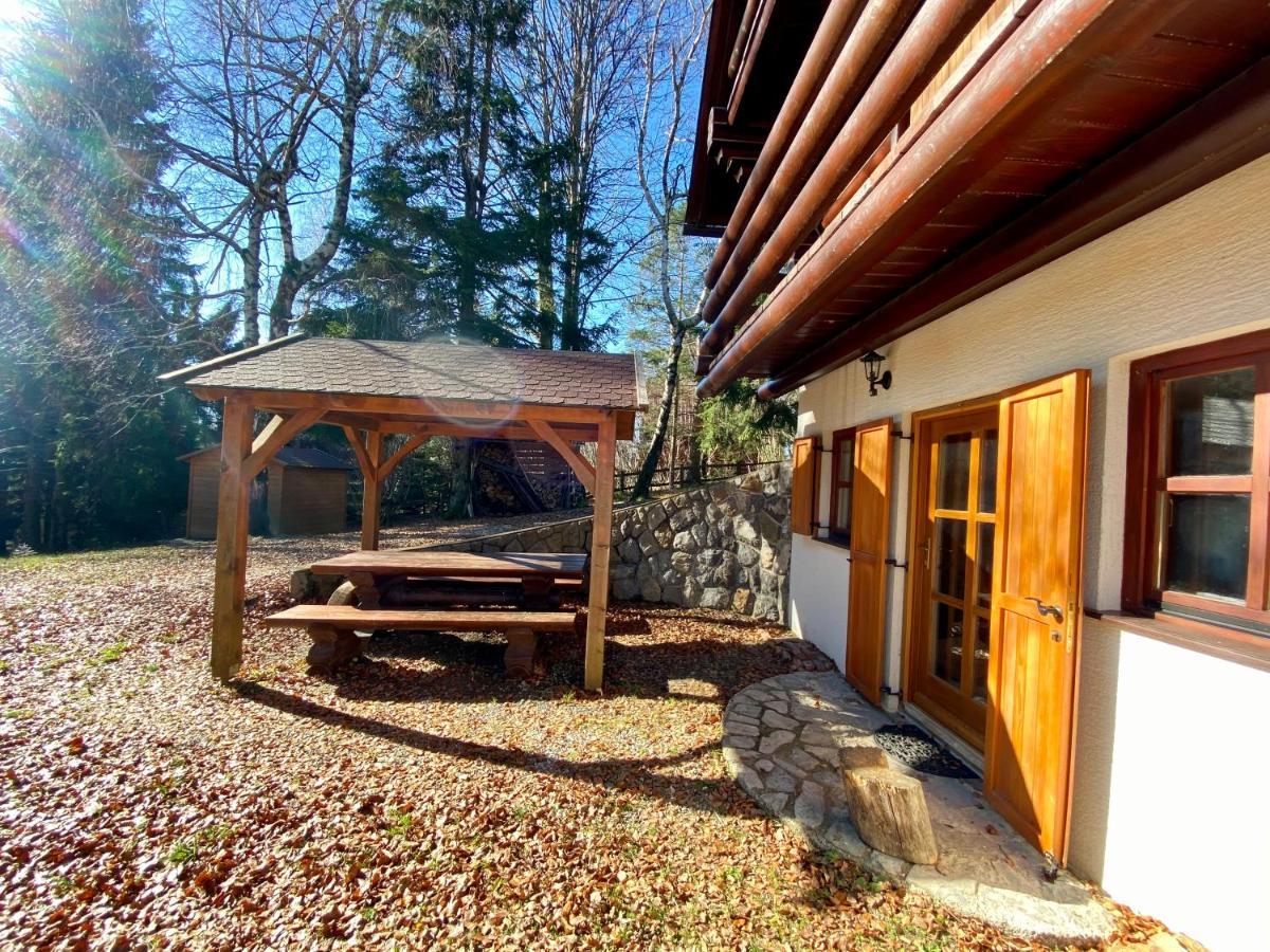 Pine Lodge Hlevci Buitenkant foto
